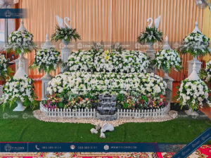 ดอกไม้งานศพสีขาวพร้อมสวน ดอกไม้หน้าศพแบบสวน จัดงานศพเรียบง่าย